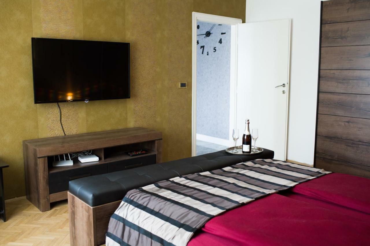 Golden Mirror Apartment Újvidék Kültér fotó